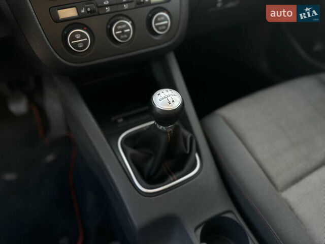 Серый Фольксваген Гольф, объемом двигателя 1.6 л и пробегом 235 тыс. км за 5100 $, фото 25 на Automoto.ua