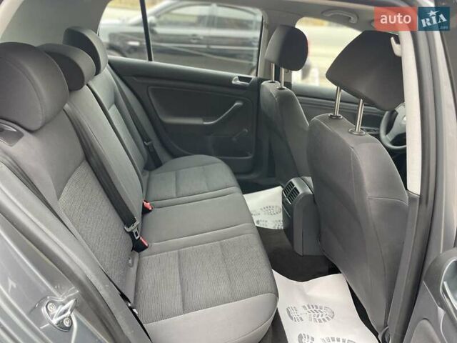 Серый Фольксваген Гольф, объемом двигателя 1.6 л и пробегом 262 тыс. км за 6950 $, фото 63 на Automoto.ua