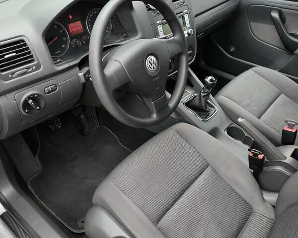 Серый Фольксваген Гольф, объемом двигателя 1.6 л и пробегом 208 тыс. км за 5700 $, фото 13 на Automoto.ua