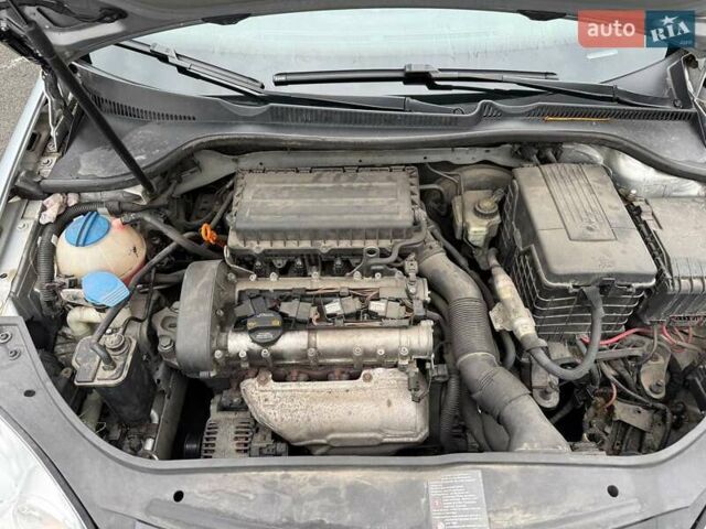 Серый Фольксваген Гольф, объемом двигателя 1.39 л и пробегом 228 тыс. км за 4500 $, фото 18 на Automoto.ua