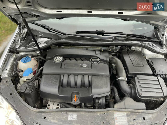 Серый Фольксваген Гольф, объемом двигателя 1.6 л и пробегом 216 тыс. км за 5750 $, фото 46 на Automoto.ua