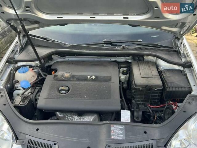 Серый Фольксваген Гольф, объемом двигателя 1.4 л и пробегом 260 тыс. км за 5900 $, фото 22 на Automoto.ua