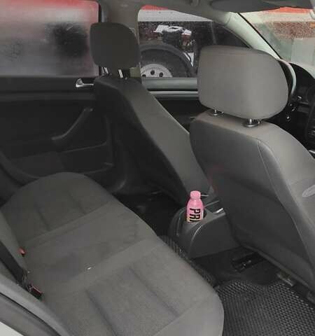 Серый Фольксваген Гольф, объемом двигателя 1.6 л и пробегом 262 тыс. км за 5200 $, фото 5 на Automoto.ua