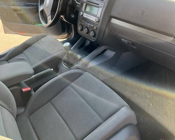 Серый Фольксваген Гольф, объемом двигателя 1.6 л и пробегом 235 тыс. км за 6500 $, фото 2 на Automoto.ua