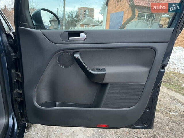 Серый Фольксваген Гольф, объемом двигателя 1.4 л и пробегом 200 тыс. км за 5300 $, фото 58 на Automoto.ua