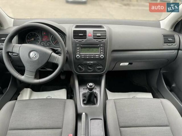 Серый Фольксваген Гольф, объемом двигателя 1.6 л и пробегом 262 тыс. км за 6950 $, фото 5 на Automoto.ua