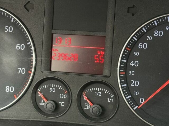 Серый Фольксваген Гольф, объемом двигателя 1.6 л и пробегом 239 тыс. км за 6400 $, фото 7 на Automoto.ua