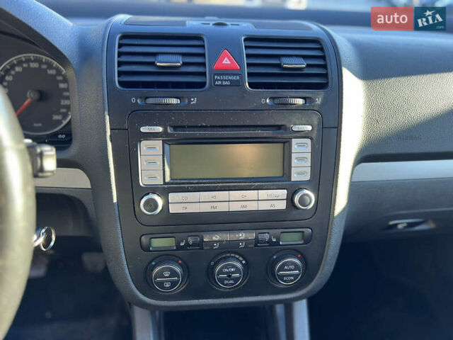 Серый Фольксваген Гольф, объемом двигателя 1.6 л и пробегом 216 тыс. км за 5900 $, фото 12 на Automoto.ua