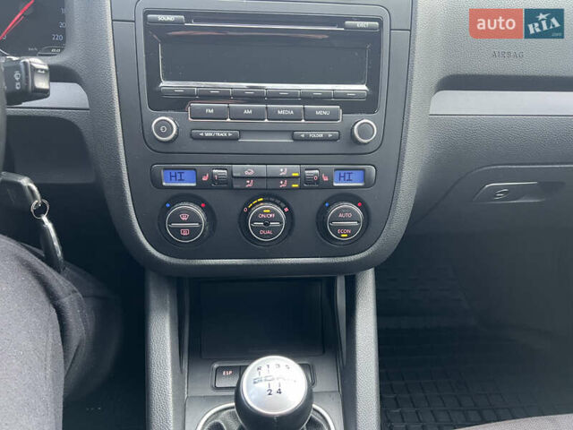 Серый Фольксваген Гольф, объемом двигателя 1.39 л и пробегом 303 тыс. км за 4500 $, фото 16 на Automoto.ua