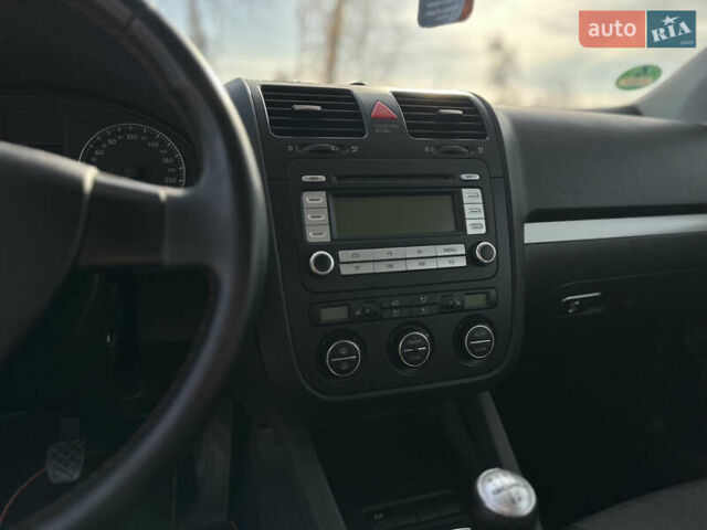 Серый Фольксваген Гольф, объемом двигателя 1.6 л и пробегом 235 тыс. км за 5100 $, фото 26 на Automoto.ua