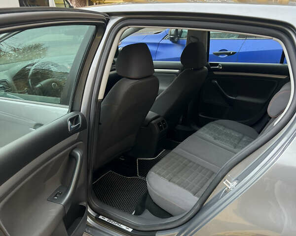 Серый Фольксваген Гольф, объемом двигателя 1.6 л и пробегом 220 тыс. км за 6300 $, фото 11 на Automoto.ua