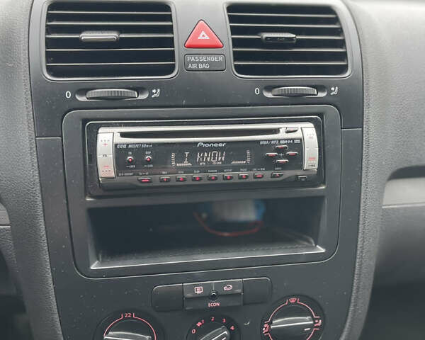 Серый Фольксваген Гольф, объемом двигателя 1.6 л и пробегом 216 тыс. км за 5750 $, фото 37 на Automoto.ua