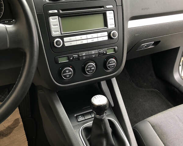 Сірий Фольксваген Гольф, об'ємом двигуна 1.6 л та пробігом 256 тис. км за 5999 $, фото 15 на Automoto.ua