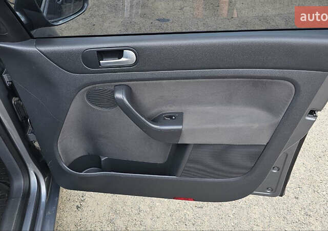 Серый Фольксваген Гольф, объемом двигателя 1.39 л и пробегом 270 тыс. км за 6000 $, фото 18 на Automoto.ua