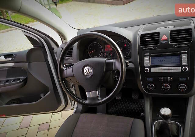 Сірий Фольксваген Гольф, об'ємом двигуна 1.6 л та пробігом 200 тис. км за 6950 $, фото 132 на Automoto.ua