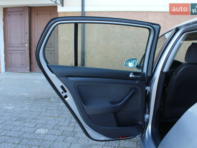 Серый Фольксваген Гольф, объемом двигателя 1.6 л и пробегом 195 тыс. км за 5990 $, фото 57 на Automoto.ua