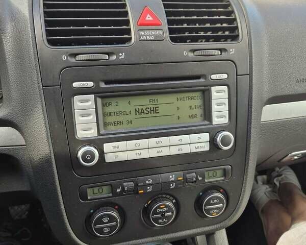 Серый Фольксваген Гольф, объемом двигателя 1.6 л и пробегом 227 тыс. км за 6500 $, фото 21 на Automoto.ua