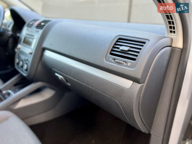 Сірий Фольксваген Гольф, об'ємом двигуна 1.4 л та пробігом 185 тис. км за 6450 $, фото 104 на Automoto.ua