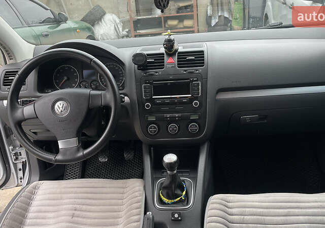 Серый Фольксваген Гольф, объемом двигателя 1.6 л и пробегом 274 тыс. км за 6250 $, фото 13 на Automoto.ua