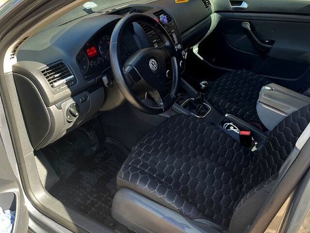 Серый Фольксваген Гольф, объемом двигателя 2 л и пробегом 300 тыс. км за 6100 $, фото 4 на Automoto.ua