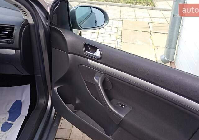 Серый Фольксваген Гольф, объемом двигателя 1.6 л и пробегом 238 тыс. км за 6300 $, фото 7 на Automoto.ua