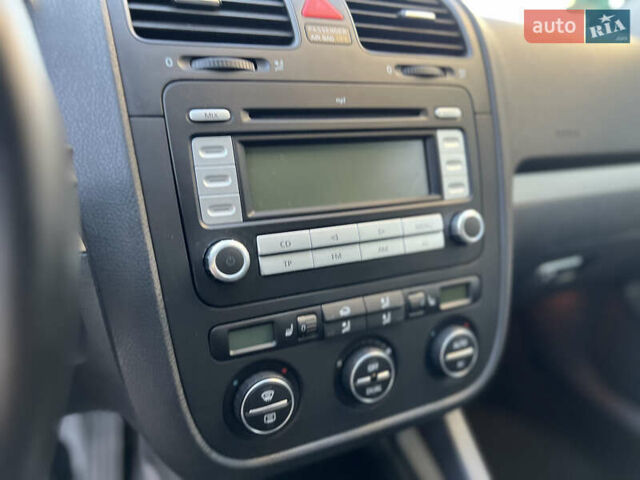 Сірий Фольксваген Гольф, об'ємом двигуна 1.4 л та пробігом 185 тис. км за 6450 $, фото 82 на Automoto.ua