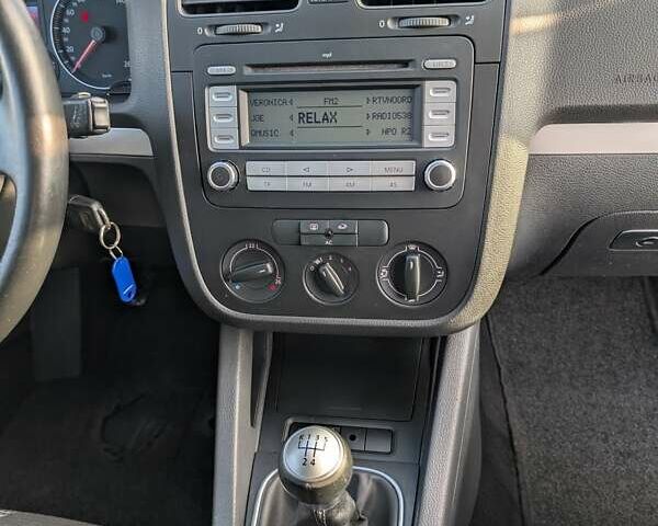 Серый Фольксваген Гольф, объемом двигателя 1.6 л и пробегом 244 тыс. км за 5950 $, фото 44 на Automoto.ua