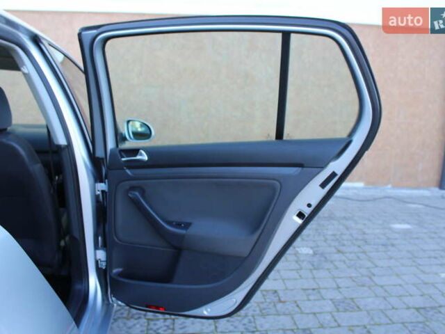 Серый Фольксваген Гольф, объемом двигателя 1.6 л и пробегом 195 тыс. км за 5990 $, фото 63 на Automoto.ua