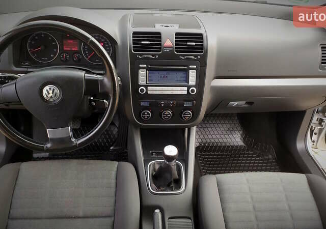 Сірий Фольксваген Гольф, об'ємом двигуна 1.6 л та пробігом 200 тис. км за 6950 $, фото 127 на Automoto.ua