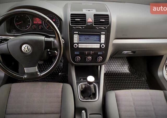 Сірий Фольксваген Гольф, об'ємом двигуна 1.6 л та пробігом 200 тис. км за 6950 $, фото 130 на Automoto.ua