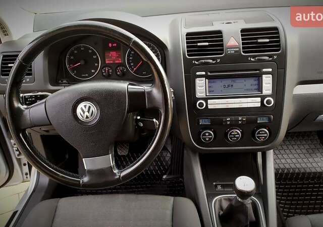 Сірий Фольксваген Гольф, об'ємом двигуна 1.6 л та пробігом 200 тис. км за 6950 $, фото 129 на Automoto.ua