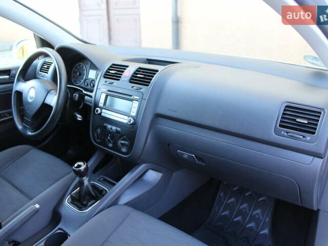 Серый Фольксваген Гольф, объемом двигателя 1.6 л и пробегом 195 тыс. км за 5890 $, фото 65 на Automoto.ua