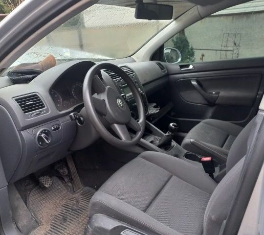 Серый Фольксваген Гольф, объемом двигателя 1.6 л и пробегом 180 тыс. км за 1900 $, фото 5 на Automoto.ua