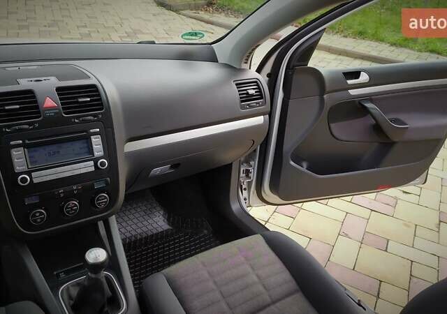 Сірий Фольксваген Гольф, об'ємом двигуна 1.6 л та пробігом 200 тис. км за 6950 $, фото 128 на Automoto.ua