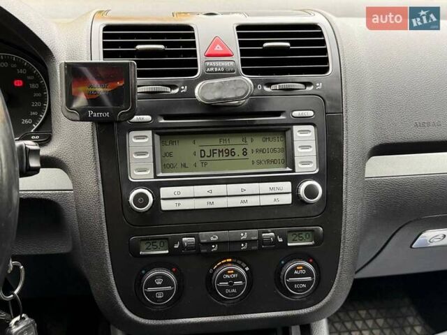 Серый Фольксваген Гольф, объемом двигателя 1.6 л и пробегом 238 тыс. км за 6300 $, фото 21 на Automoto.ua