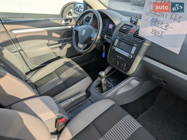 Серый Фольксваген Гольф, объемом двигателя 1.6 л и пробегом 244 тыс. км за 5950 $, фото 39 на Automoto.ua