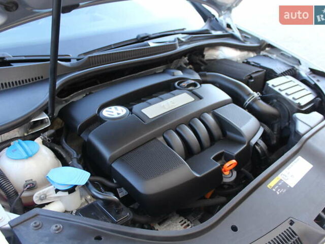 Серый Фольксваген Гольф, объемом двигателя 1.6 л и пробегом 195 тыс. км за 5890 $, фото 80 на Automoto.ua