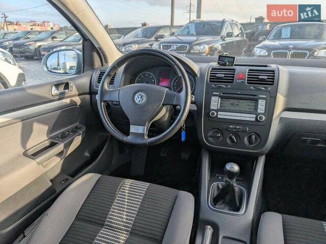 Серый Фольксваген Гольф, объемом двигателя 1.6 л и пробегом 244 тыс. км за 5950 $, фото 36 на Automoto.ua