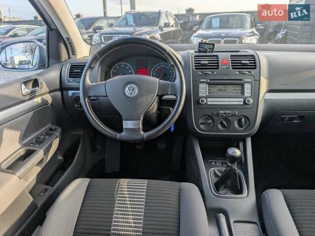 Серый Фольксваген Гольф, объемом двигателя 1.6 л и пробегом 244 тыс. км за 5950 $, фото 37 на Automoto.ua