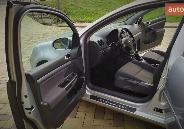 Сірий Фольксваген Гольф, об'ємом двигуна 1.6 л та пробігом 200 тис. км за 6950 $, фото 114 на Automoto.ua