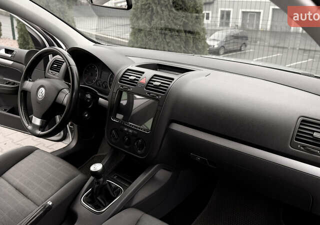 Серый Фольксваген Гольф, объемом двигателя 1.4 л и пробегом 239 тыс. км за 5150 $, фото 30 на Automoto.ua