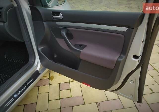 Сірий Фольксваген Гольф, об'ємом двигуна 1.6 л та пробігом 200 тис. км за 6950 $, фото 123 на Automoto.ua