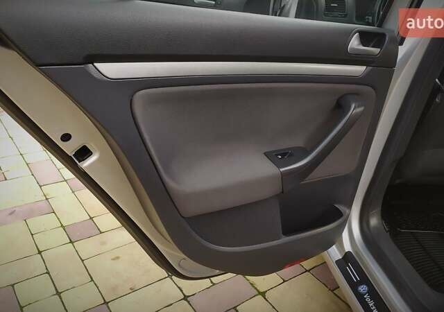 Сірий Фольксваген Гольф, об'ємом двигуна 1.6 л та пробігом 200 тис. км за 6950 $, фото 147 на Automoto.ua