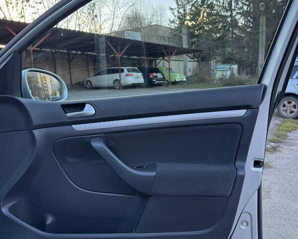 Серый Фольксваген Гольф, объемом двигателя 1.6 л и пробегом 240 тыс. км за 5850 $, фото 23 на Automoto.ua