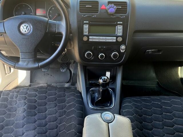 Серый Фольксваген Гольф, объемом двигателя 2 л и пробегом 300 тыс. км за 6100 $, фото 2 на Automoto.ua