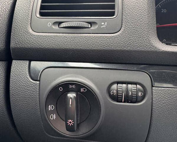 Серый Фольксваген Гольф, объемом двигателя 1.9 л и пробегом 298 тыс. км за 5600 $, фото 45 на Automoto.ua