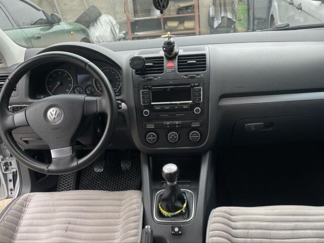 Серый Фольксваген Гольф, объемом двигателя 1.6 л и пробегом 274 тыс. км за 6250 $, фото 6 на Automoto.ua