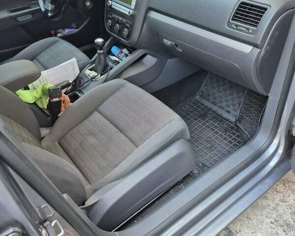 Серый Фольксваген Гольф, объемом двигателя 1.6 л и пробегом 227 тыс. км за 6500 $, фото 8 на Automoto.ua