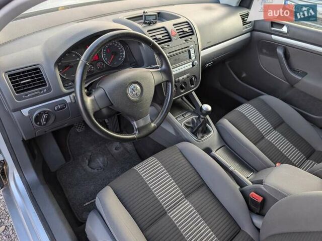 Серый Фольксваген Гольф, объемом двигателя 1.6 л и пробегом 244 тыс. км за 5950 $, фото 26 на Automoto.ua