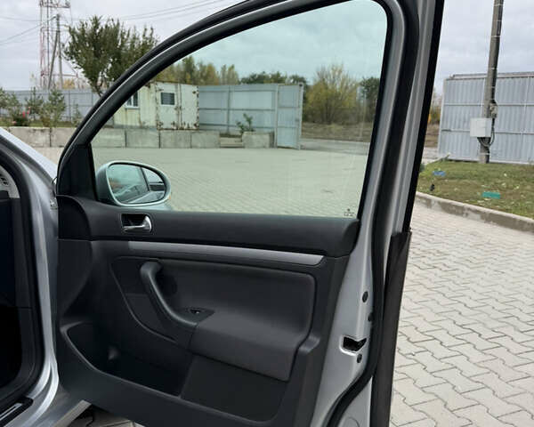 Серый Фольксваген Гольф, объемом двигателя 1.6 л и пробегом 212 тыс. км за 6450 $, фото 29 на Automoto.ua